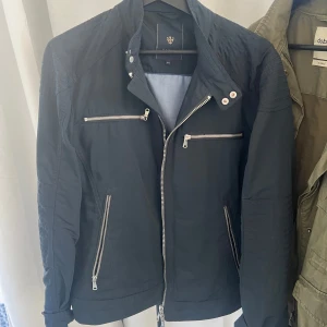 Riley jacka  - Riktigt go Mörkblå Riley jacka, passform Xs funkar även S storlek-46. Pris kan diskuteras vid snabb affär 