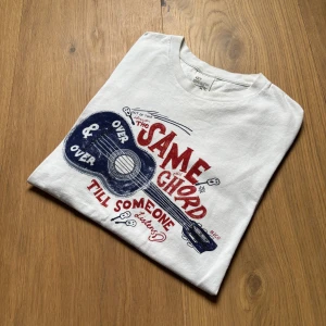 Vit t-shirt från Nudie - Tja! Säljer nu en sjukt snygg och unik nudie t shirt. Inga hål eller liknande, storlek S med perfekt passform. Bara att höra av sig vid eventuella frågor✌️