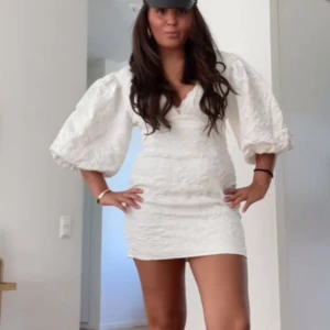 Klänning  - Säljer min showpo klänning som är helt ny med prislapp! Perfekt till studenten!💕