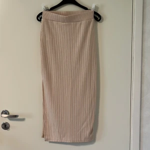 Beige ribbad långkjol - Lång kjol, går en bit nedanför knäna, mod slits. Beige, oanvänd från SHEIN. 