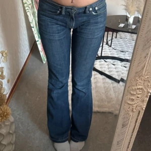 Levis 10529 bootcut jeans - Innerbenslängd: 81 cm  Midjemått: 40 cm