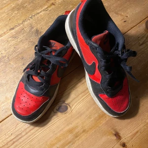 Nike J Court  - Säljer ett par Nike J Court som jag har använt mycket men under en kort period. Nypris 800 kr.