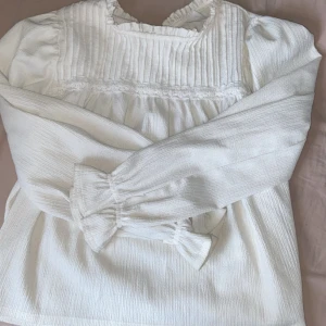 Vit blus från Zara  - Säljer då den tyvärr e lite litrn för mig, men jätte bra skick.