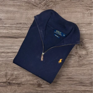 Ralph Lauren Half-Zip storlek s - Ralph Lauren Half-Zip – Mörkblå (s)💙  Säljer en klassisk mörkblå Ralph Lauren half-zip i mjukt och bekvämt material. Perfekt till både vardags och finare tillfällen!  ✅ Storlek: M 📏 Mått: Längd 64 cm, armhåla till armhåla 54 cm, axel till axel 50 cm 🎨 Färg: Mörkblå 👕 Modell: Half-Zip 🏷️ Märke: Ralph Lauren 💸 Nypris ca 2800 kr  📍 Finns för avhämtning i Linköping eller skickas mot fraktkostnad. Hör av dig vid intresse! 💬  #ralphlauren #halfzip #ralphlaurenhalfzip #herrmode #secondhand #vintedfynd #