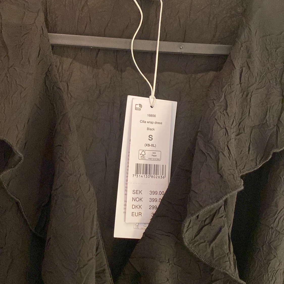 Svart omlottklänning med volang - 1