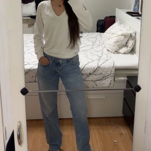 Ljusblå raka jeans - Säljer ett par ljusblå jeans med rak passform och klassisk femficksdesign. Jeansen har normal midja och är i ett mjukt denimtyg som passar perfekt till vardags.