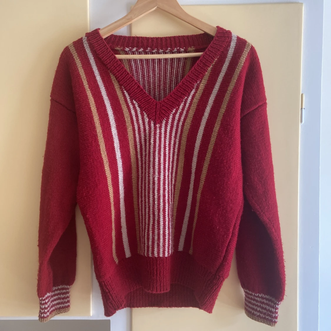 Röd stickad tröja med ränder - 1