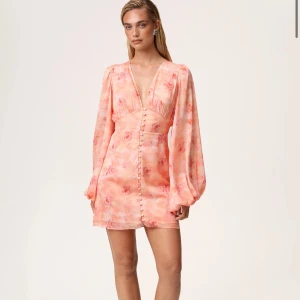 Adoore klänning Florence  - Säljer denna slutsålda adoore klänningen. Aldrig använd endast testad. Något liten i storlek. Jag bör vanligtvis 34 men denna passar jättebra och är storlek 36. Säls för jag inte behöver den💕