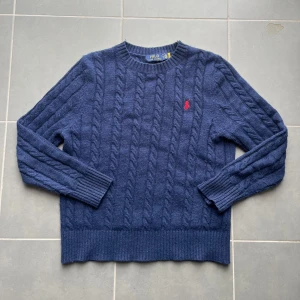 Ralph lauren sweater  - Tja, säljer denna snygga sweater perfekt till våren! 🍂Den är i storlek S och passar dig runt 165. Hör av er vid frågor och annat!