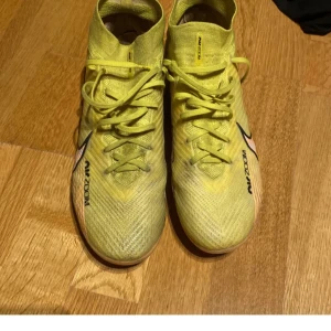 Gula Nike Air Zoom fotbollsskor - Tja säljer nu mina Nike airzoom fotbollsskor då jag inte kör fotboll längre, skorna är knappt använda då ja sluta, skick 9/10 påseingår, de är bästa materiel så elite skor! Inga skador eller defekter alls, pris kan diskuteras hör av er!!