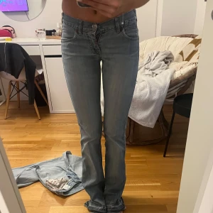 Ljusblå  jeans bootcut - Säljer ett par ljusblå jeans lowrise bootcut jeans!! skitsnygga, dock sytt på en knapp därför den andra ramlat av! mått: midjemått 37 och innerbenslängd 84! jag är 170