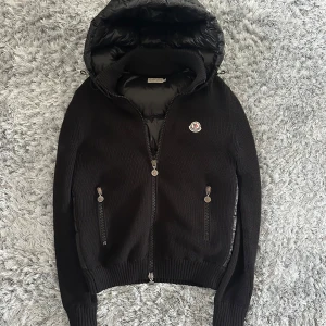 Moncler Maglione Tricot Cardigan *Kvitto - Oerhört fin cardigan,  Storlek: S Skick: 8,5/10 Pris: 5890kr Frakt: (hemlevererat spårbart)📦  Tveka inte att höra av dig vid minsta frågan! Följer man NordqvistFashionCloset på IG samt här på plick så får man 5% rabatt! Medföljer även kvitto från Merchsweden vid köp!