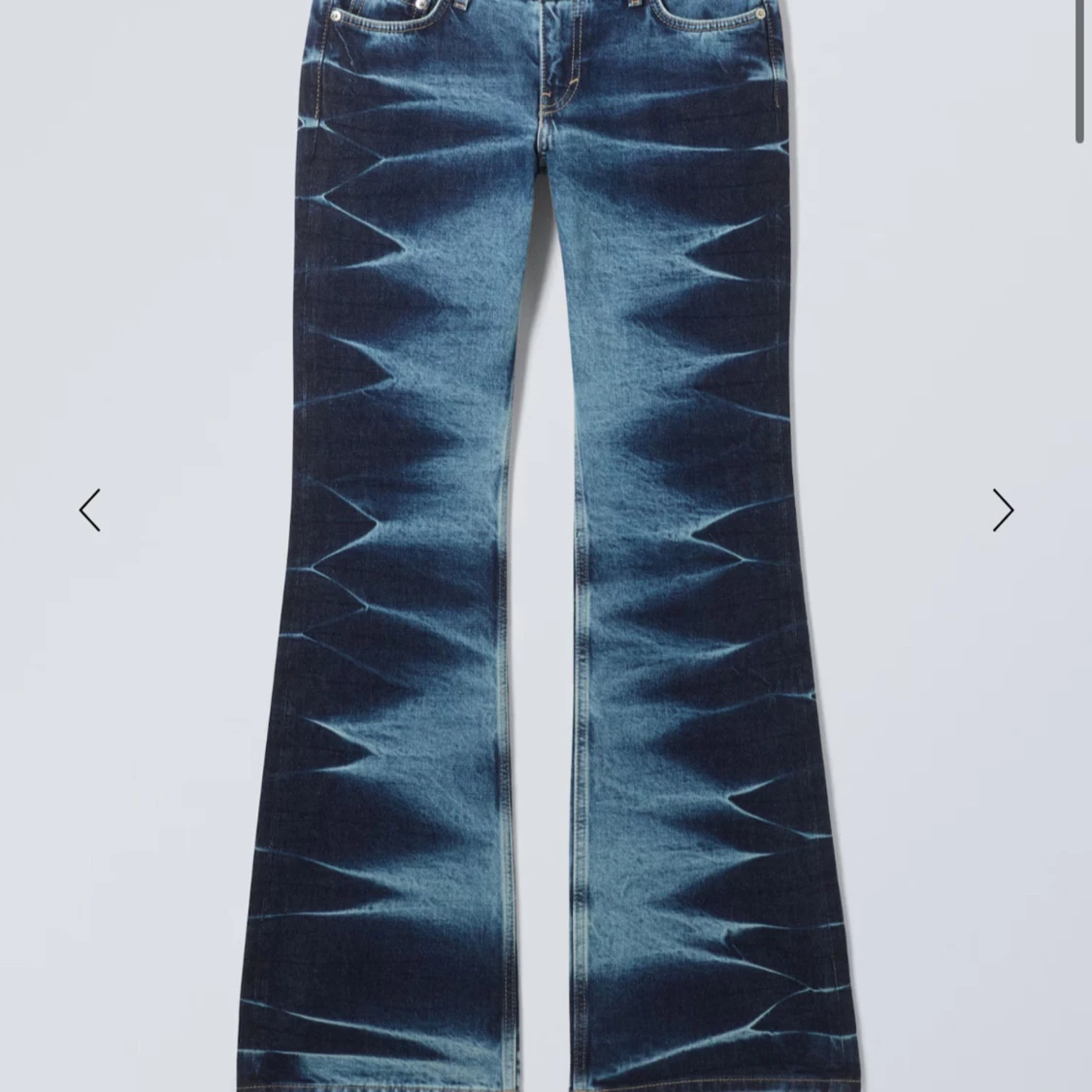 Blå bootcut jeans med mönster