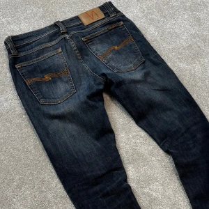Nudie jeans - Tja! Säljer dessa riktigt schyssta mörkblå Nudie jeans med fet tvätt! Size 28/32. Modell ”Tube Kelly” slimfit passform. Skriv vid funderingar!
