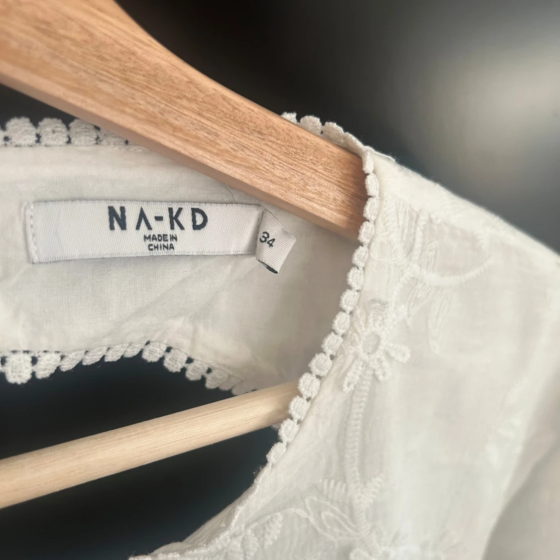 Vit blommig klänning från NA-KD - 2