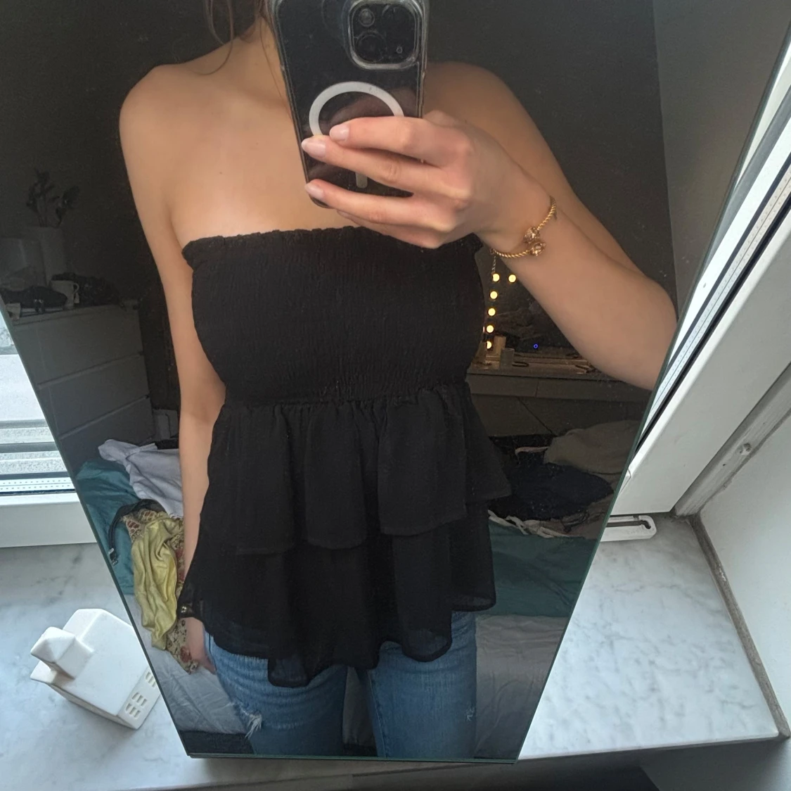 Svart axelbandslös volangtopp