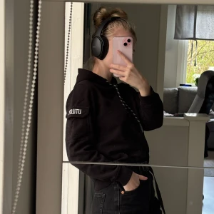 Hoodie med fickor på ärmarna - Svart mjuk hoodie som har fickor på ärmarna och en avslappnad passform. Perfekt till cargopants för en chill och stilren look. Relativt lien i storlek. 