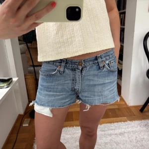 Levis jeansshorts - Jätte fina lågmidjade jeansshorts från Levis köpta second hand förra sommaren 💛 Tyvärr står det ingen storlek i dem men de passar lite oversized på mig som brukar ha s/m!