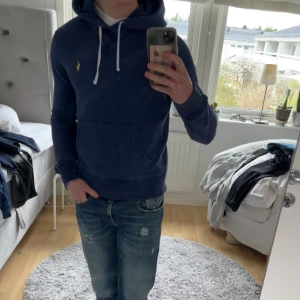 Ralph Lauren Hoodie  - Skön Raffe Hoodie! | Fint skick har missfärgats lite men ger den en skön tvätt så den nästan ser snyggare ut! Har en liten fläck på magen. | Storlek M. | Ställ gärna frågor innan du köper!