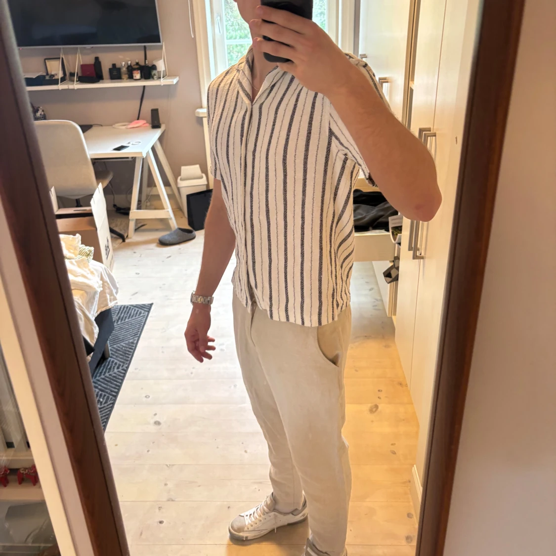 Vit kortärmad skjorta  - 1