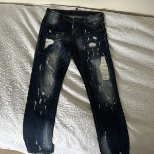 Dsquared2 Jeans - Säljer mina oanvända jeans som jag fick i present. Köpta från Johnells. Storlek 42. Pris kan diskuteras