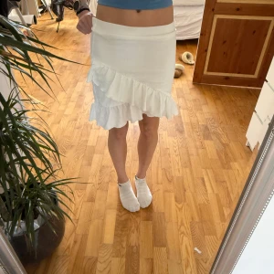 Vit volangkjol från ONLY TREND - Söt kjol som knappt är använd❤️