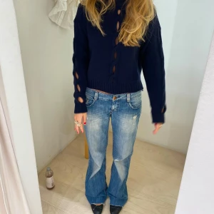 Ljusblå jeans - Mina älsklings jeans! Fickorna är bortklippta där bak!