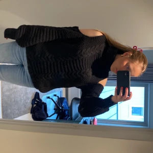 Stickad tröja med hål på axlarna - Säljer en svart stickad ulltröja från hm med hål på axlarna! Lite oversized och turtleneck. Storlek M.