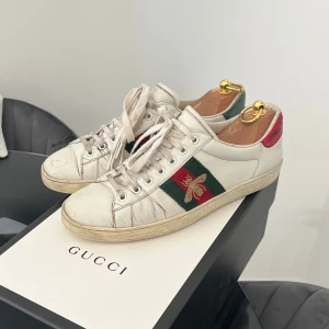 Gucci Ace sneakers - Säljer ett par klassiska Gucci Ace sneakers i vitt skinn🍎🍏