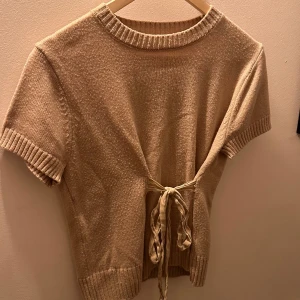 Beige stickad tröja med knyt i midjan - Super söt topp som inte har kommit till användning 💞