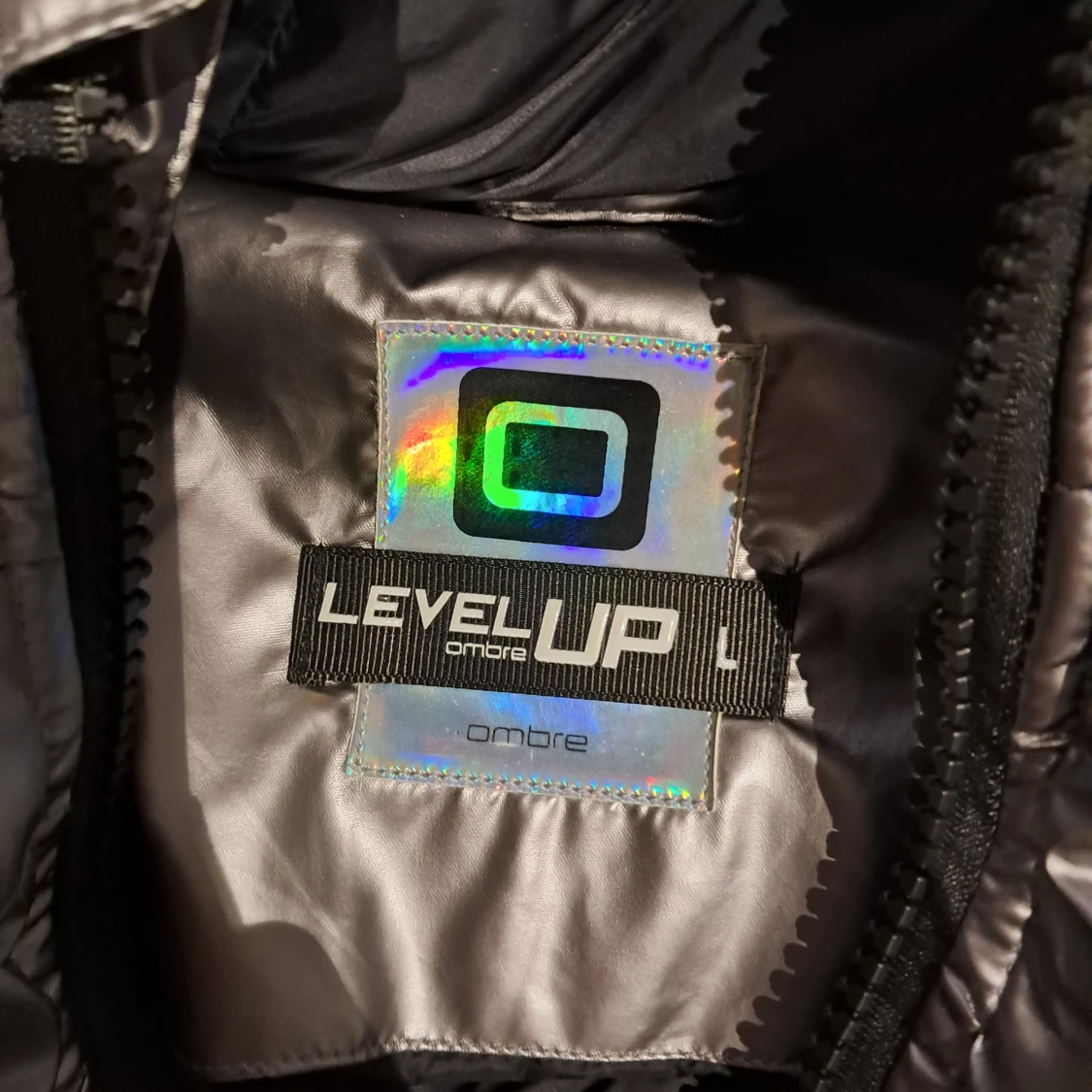 Silver pufferjacka med huva från Ombre - 2