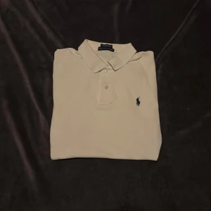 Ralph Lauren piké - Säljer en klassisk vit pikétröja från Ralph Lauren. Skicket är ca 8/10 utan hål eller liknande. Skriv om ni har frågor eller funderingar❕