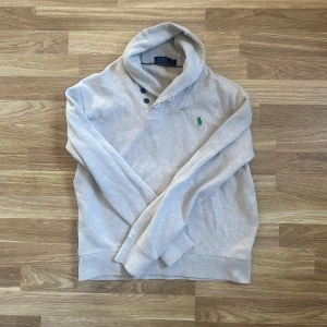 Ralph Lauren tröja - Riktigt snygg och unik tröja/hoodie från ralph Lauren. Den är i nyskick, skriv vid minsta fundering! Har tyvärr ingen bild med den på då den är för liten för mig, men den passar runt 173-178.