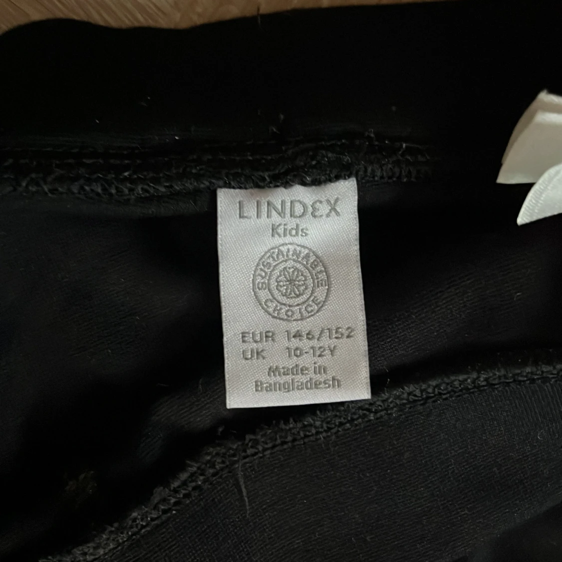 Svarta utsvängda byxor från Lindex - 2