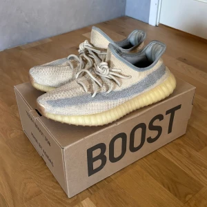 Adidas Yeezy Boost 350 V2 Linen - Säljer ett par Adidas Yeezy Boost 350 V2 Linen. Skorna är i bra skick med inga defekter. Perfekta skor inför kommande sommar!