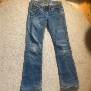 Blå jeansbyxor från LTB Valerie - Snygga blå jeansbyxor från LTB, modell Valerie. Klassisk femficksdesign med bootcut ben och normal passform. Perfekta till vardags och lätta att matcha med olika toppar. Midjan är låg och materialet är mjukt denim.