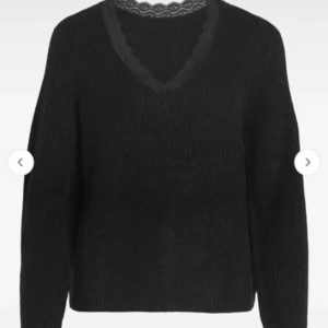 Svart stickad tröja med spets från Vila - Säljer en svart stickad tröja från Vila med v-ringning och fina spetsdetaljer längs halsringningen. Tröjan har långa ärmar och en mjuk, bekväm känsla. Perfekt för lager-på-lager och snygg till både jeans och kjol.