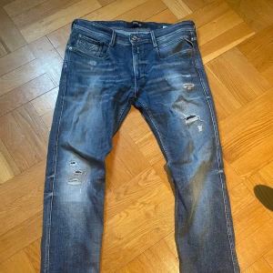 Replay jeans - Säljer ett par blå jeans från Replay med slitage, väldigt bra skick på dem. Bara skriva om ni har några frågor eller vill se fler bilder
