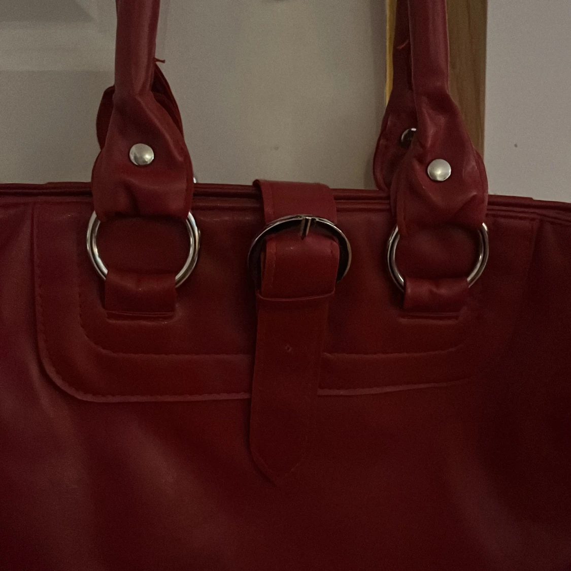 Röd axelväska i syntet - 1