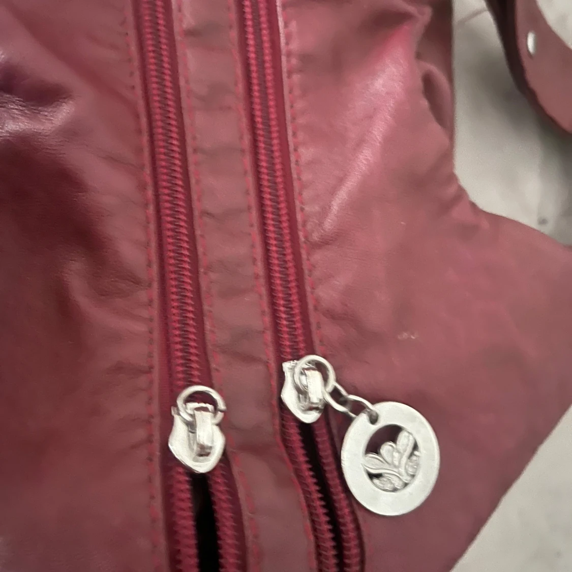 Vinröd axelväska - 2