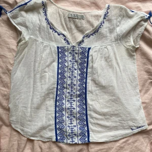 Vit blus med blå broderier  - Fin blus i bra skick. Fin till sommaren 