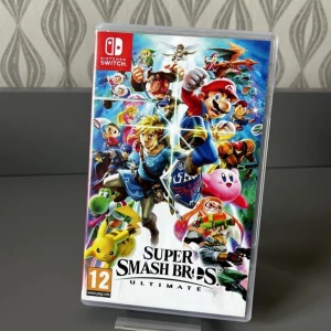 Super Smash Bros. Ultimate - Super Smash Bros. Ultimate till Nintendo Switch samlar alla dina favoritkaraktärer från olika spelserier i ett episkt fightingspel. Perfekt för dig som gillar action, tävling och att spela med vänner. Utmana kompisarna och se vem som är bäst på arenan! Postas i sin original förpackning enligt bilden ovan.   Spelet är i bra skick, som nytt. 😊 Nypris: ca 700kr