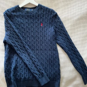 Ny Ralph lauren tröja - Jag säljer min kabelstickad Ralph lauren tröja. Storlek M och färg är marinblå. Skicket är 10/10 (i princip ny), endast använd 2 ggr då den ej passade mig. Pris kan diskuteras och hör av er vid minsta fråga!