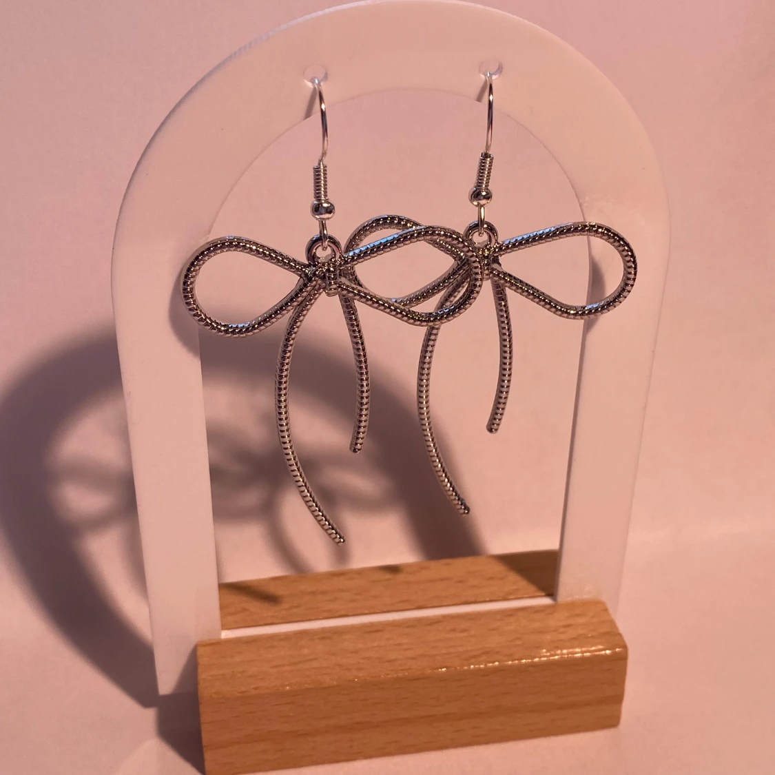 Silvriga örhängen i rosettform - 1