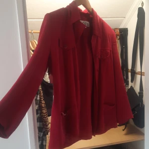 Röd skjorta/kavaj  - Säljer denna röda kavajen. Jätte bekväm och lätt i matrialet. Går fint att stylea med vad som helst. Om man vill ha den för fin klädnad kan man det men också för en mer casual look. Passar även S/36