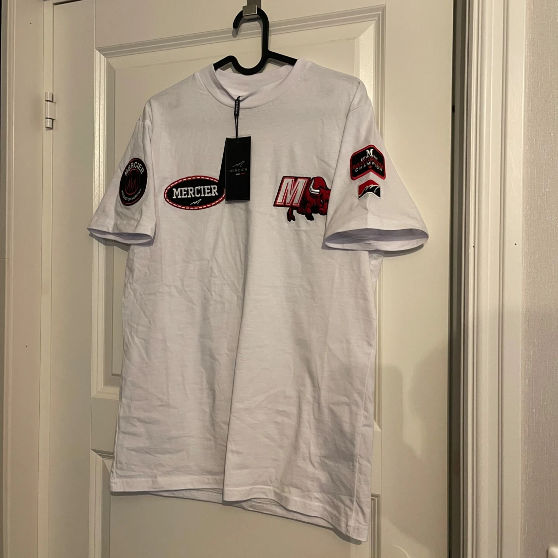 Vit t-shirt med patchar från Mercier - 2