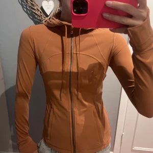 Lululemon jacka  - Lululemon jacka i brun/orange färg , super snygg och skön i nyskick , passar allt mellan XS-M , storlek 6