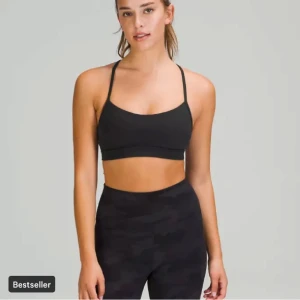 Svart sport-bh lululemon - Så snygg nulu sport bh från Lululemon, storlek 8. Säljer då den var förstor, sååå najs annars!!