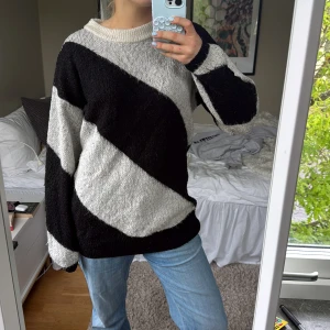 Svart och vit stickad tröja - Sjukt najs o skön stickad tröja från monki!