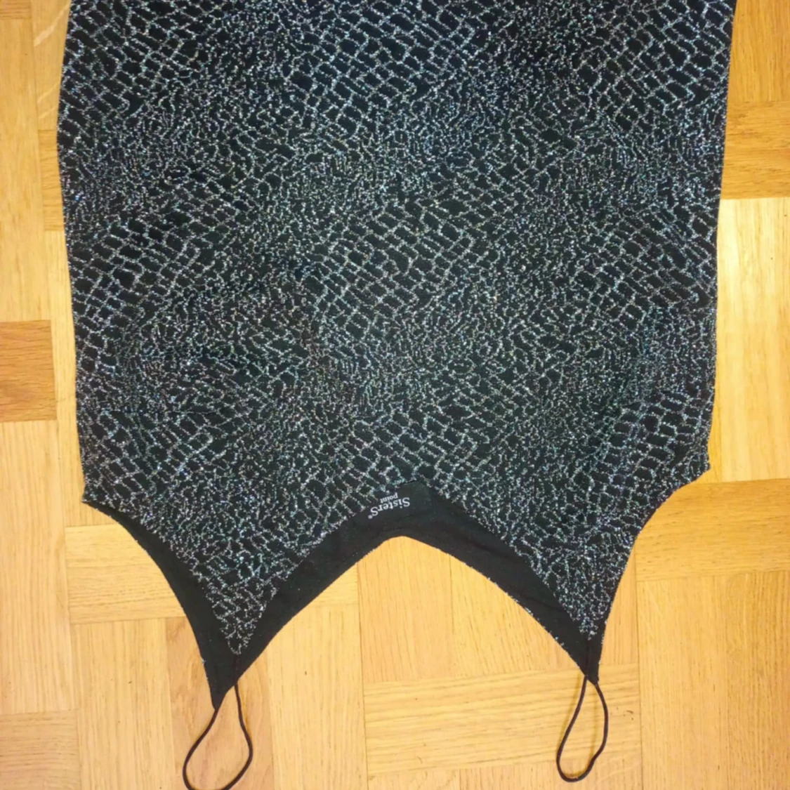 Svart glittrig linnetopp från Sisters Point - 1